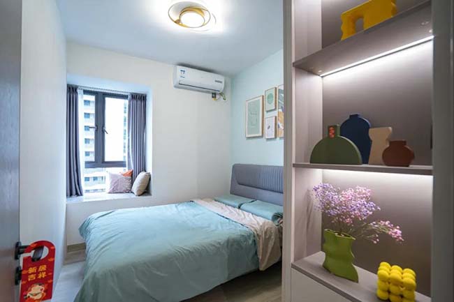 90㎡現(xiàn)代三居，舍主燈換燈帶，巧妙的色彩混搭，打造年輕有趣的生活